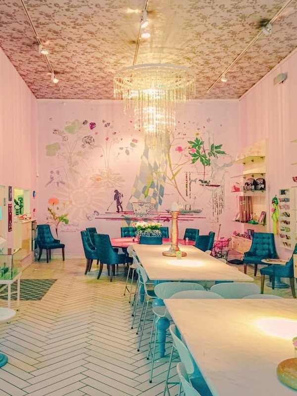 Comment sublimer une grande hauteur sous plafond avec un éclairage adapté?