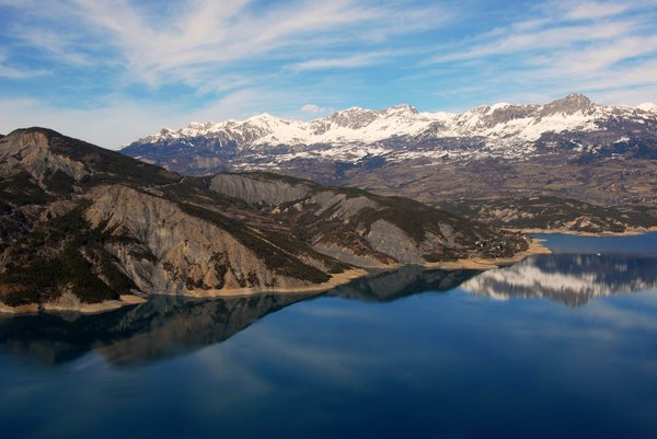 Quels sont les avantages de l'intégration d'une serre adossée à une maison en milieu urbain ?